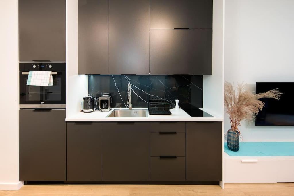 Modern Apt Next To Train Station Краков Экстерьер фото