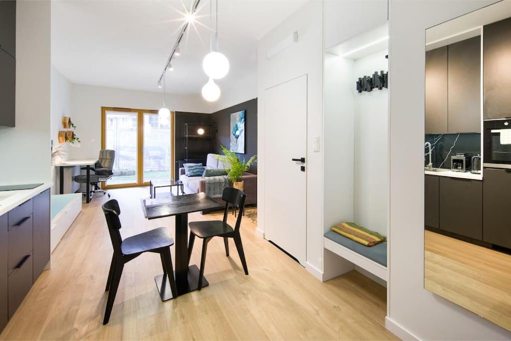 Modern Apt Next To Train Station Краков Экстерьер фото