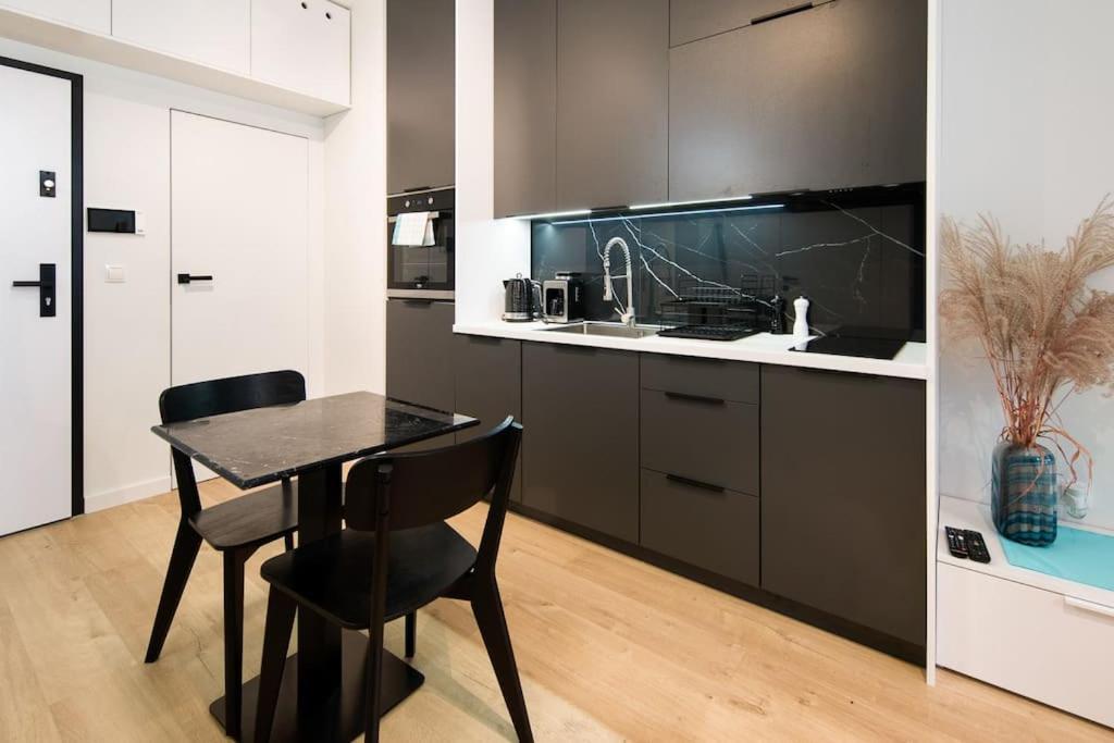 Modern Apt Next To Train Station Краков Экстерьер фото